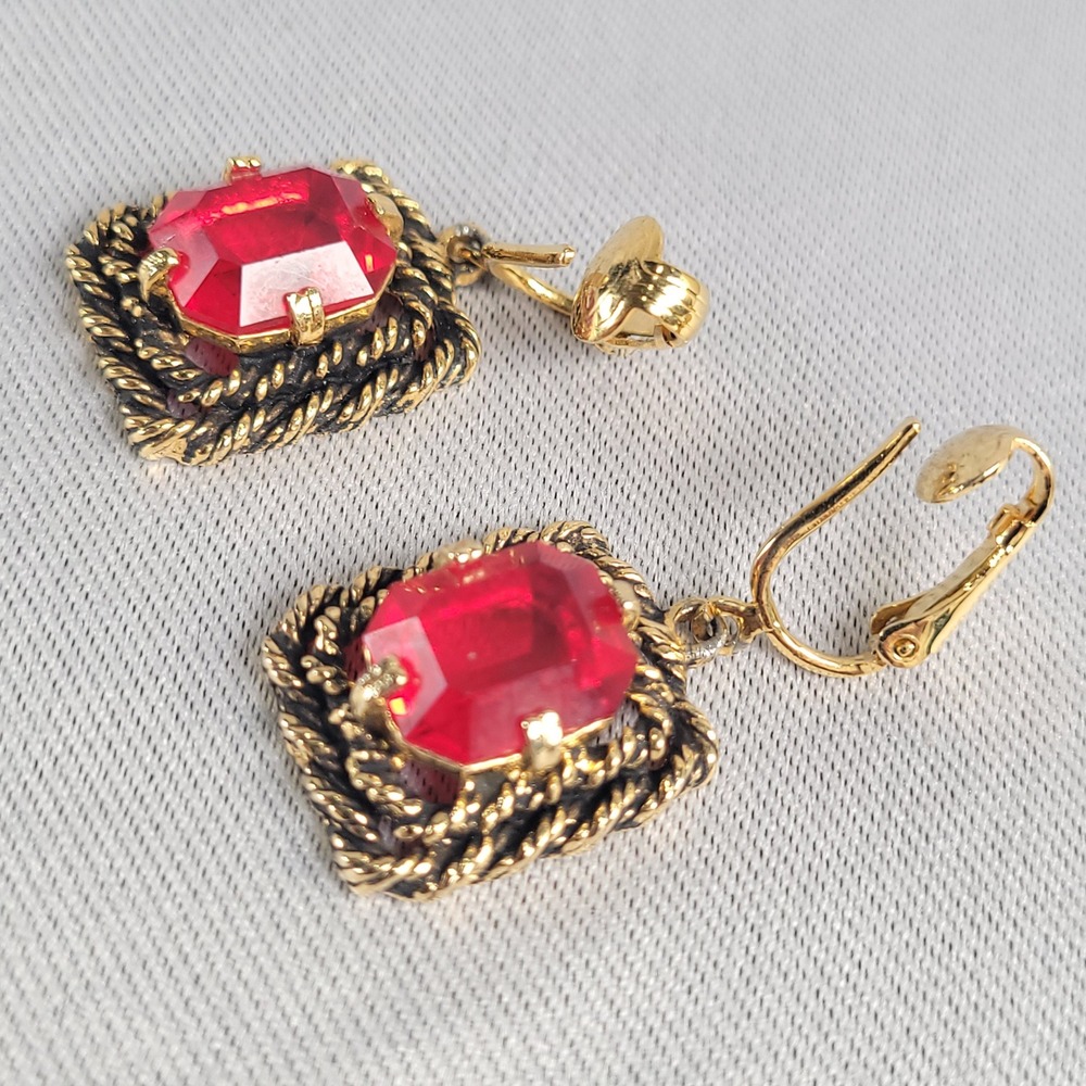 Sarah Coventry Vintage Majorca Red Stone Gold‎ Tone Clip On Earrings Rope Edge